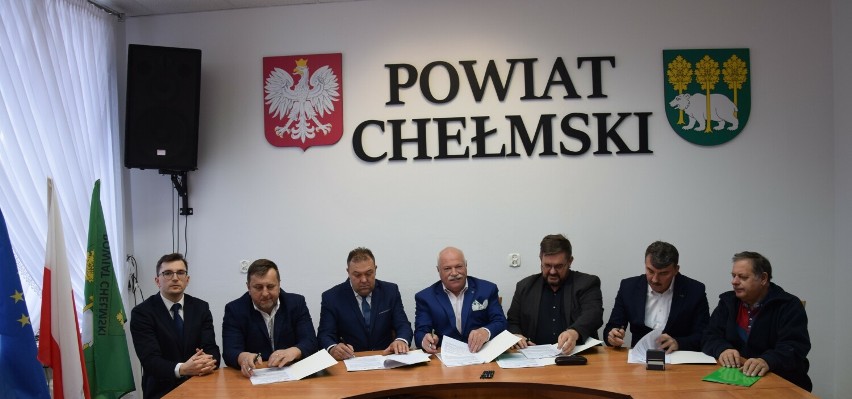 Zarząd Powiatu Chełmskiego podpisuje pierwsze umowy...