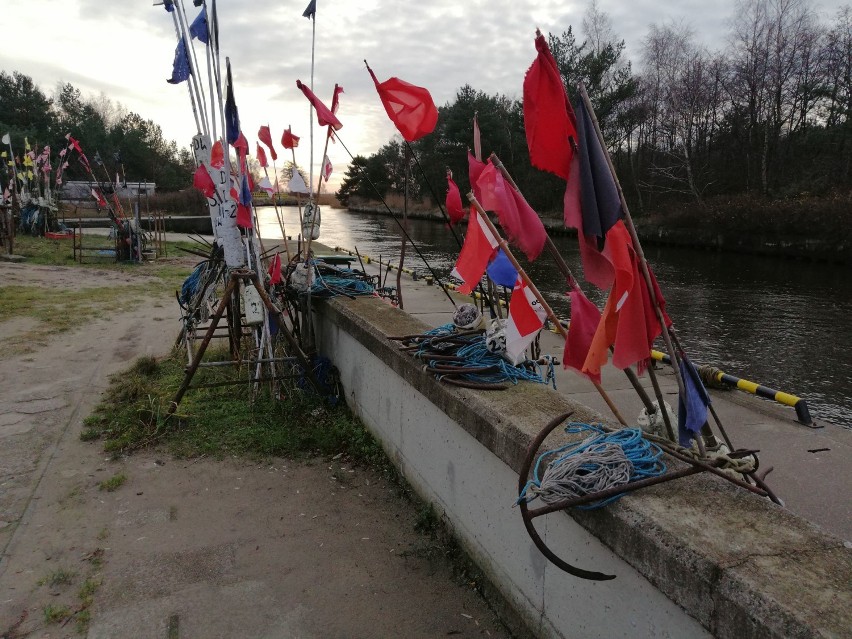 Świąteczny spacer po porcie w Dźwirzynie. Niespokojne morze i piękna plaża