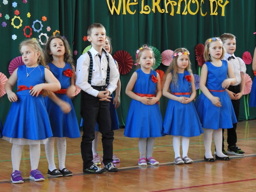 Bardzo udany kiermasz wielkanocny w szkole w Leśnicach. Wspaniałe występy dzieci i bogata licytacja