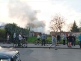 Pożar komórek przy ul. Konstytucji 3 Maja i Kołłątaja w Tomaszowie. Słup dymu widziany w całym mieście [ZDJĘCIA]