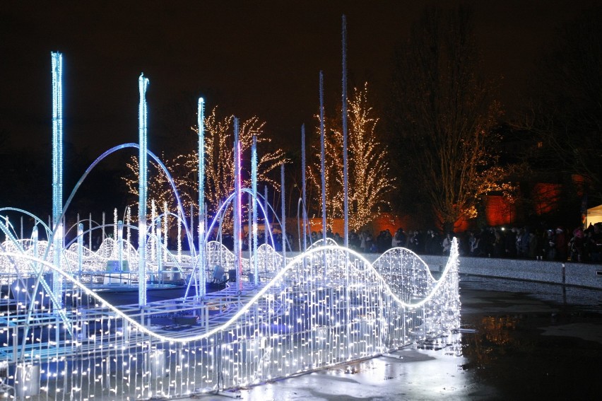 Zimowy Parku Fontann w Warszawie wystartował. Pierwsze pokazy zachwyciły mieszkańców stolicy [ZDJĘCIA]