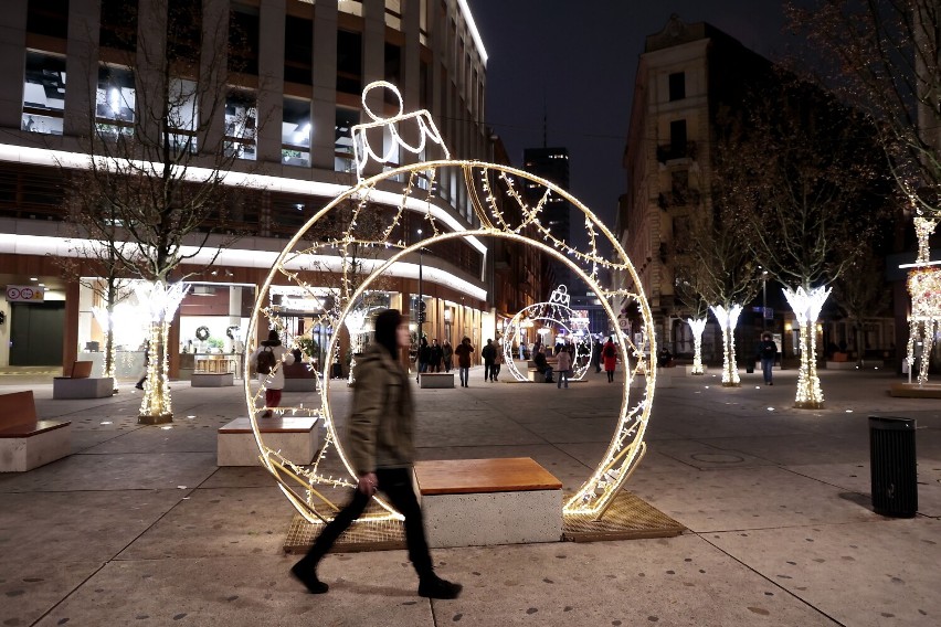 Świąteczna iluminacja w Warszawie. Lśniące dekoracje stanęły na placu Pięciu Rogów. Tak światełka ozdobiły betonowy plac 