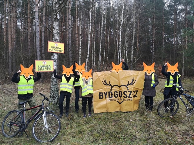 Polowanie w bydgoskich lasach zablokowali mieszkańcy i członkowie (wolą zasłonić twarze) Bydgoskiego Ruchu Antyłowieckiego. Myśliwi mają świadomość, że ich działania nie spotykają się z aprobatą.