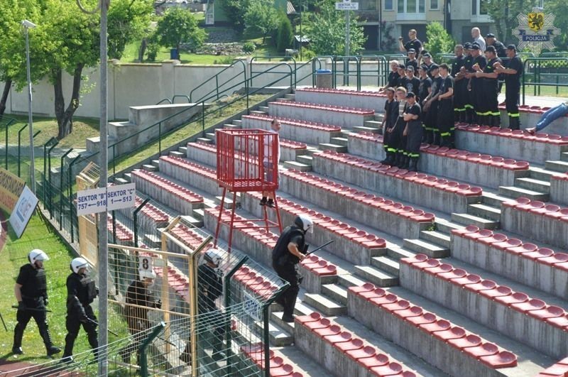 KPP Chojnice: Policyjne ćwiczenia pod kryptonimem ''Stadion'' [ZDJĘCIE]