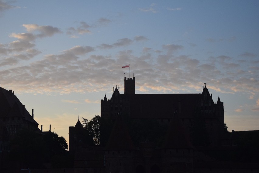 Malbork w obiektywie. Wrześniowy wschód słońca nad Nogatem [ZDJĘCIA]