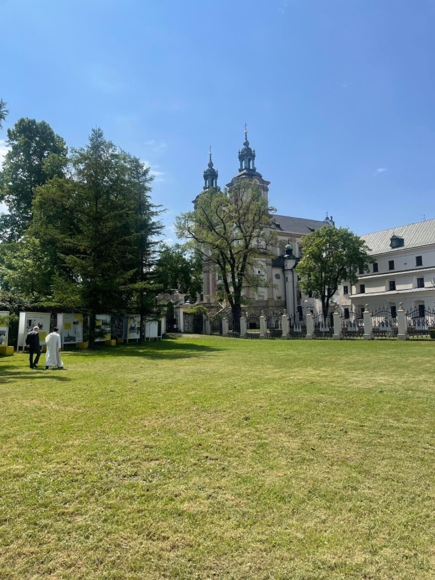 Kraków. Paulini chcą wydzierżawić teren za zakonnymi murami. Wielka łąka obok kościoła na Skałce ma zostać udostępniona mieszkańcom ZDJĘCIA 