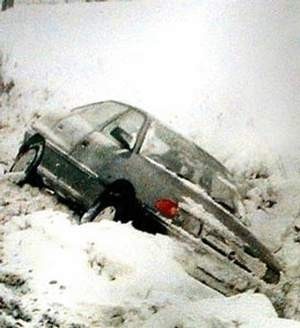 Samochody wypadały z bardzo śliskich jezdni i grzęzły w śnieżnych zaspach w przydrożnych rowach.
Fot. Stanisław ŚMIERCIAK