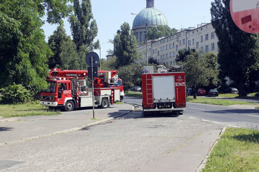 Pożar w bloku przy Uniwersyteckiej w Łodzi. Ranny mężczyzna [ZDJĘCIA]