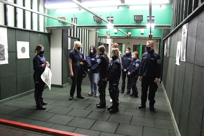 Uczniowie z Wojsławic odwiedzili komendę policji w Zduńskiej Woli ZDJĘCIA