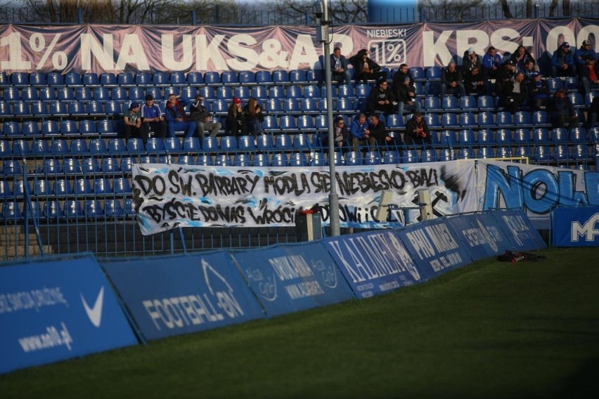 Kibice Ruchu Chorzów czekają na swojego kolegę zasypanego w...