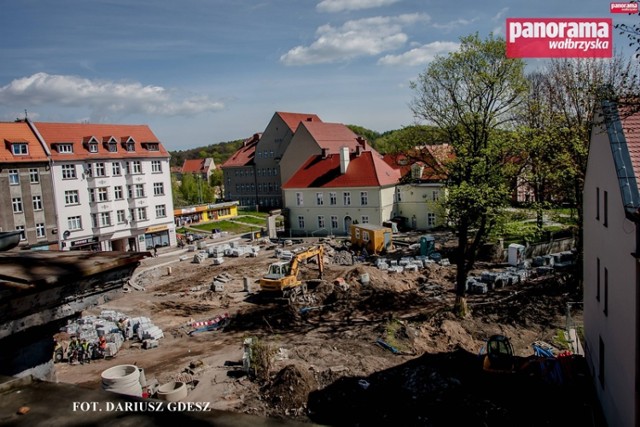 Przebudowa pl. Na Rozdrożu w Wałbrzychu oraz fragmentów przylegających do niego ulic ma zostać zakończona z końcem czerwca 2017 r.