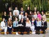 Pożegnanie z Ekonomem. 80 uczniów opuszcza mury ZSE w Pile. Piękni dwudziestoletni ruszają w świat [ZDJĘCIA, FILM]