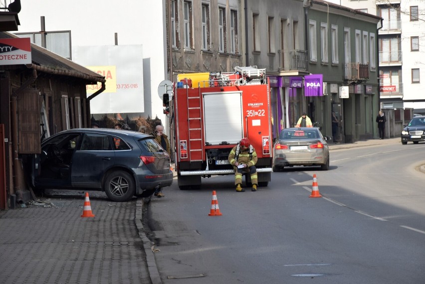 Samochód wbił się w budynek przy Jagiellońskiej. Utrudnienia w ruchu w centrum Skierniewic