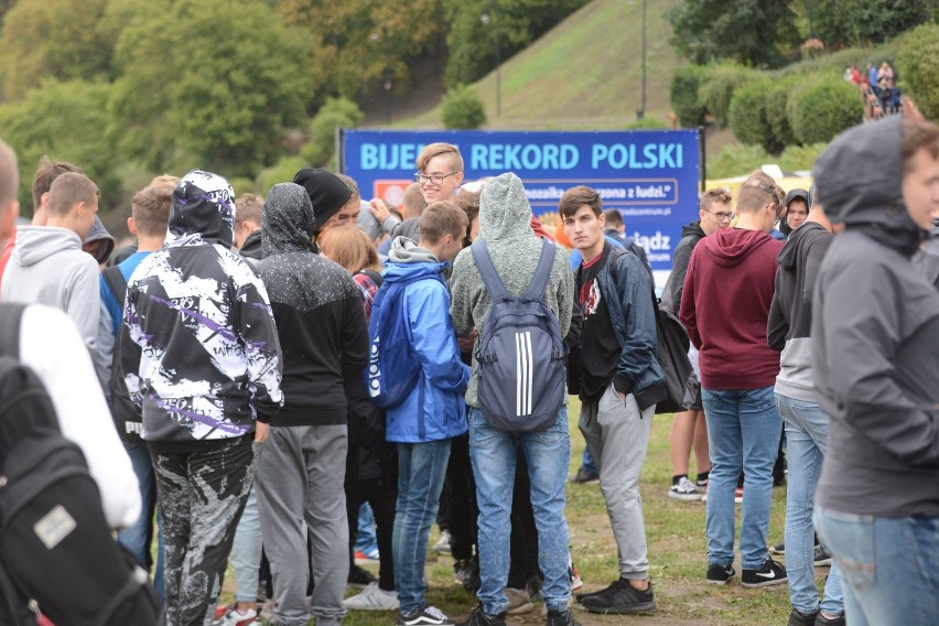 Jest rekord Polski! Ponad 3000 osób utworzyło napis na grudziądzkich błoniach [wideo, zdjęcia]