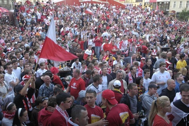 Kibice oglądają mecz na placu Wolności podczas Euro 2008
