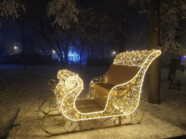 Tak wyglądają świąteczne sanie w Parku Miejskim w Pińczowie.