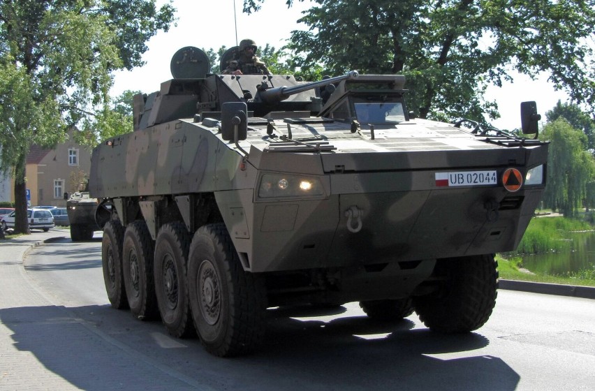 Kolumna transporterów opancerzonych Rosomak i innych wozów wojskowych przejechała przez Międzychód