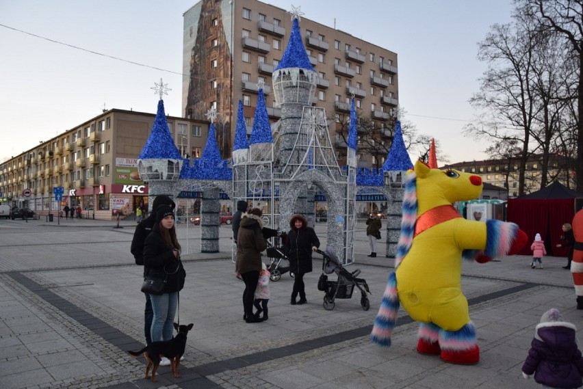 Wielka impreza świąteczna na Placu Biegańskiego w Częstochowie. Gry i zabawy dla dzieci, występy sceniczne dla wszystkich ZDJĘCIA