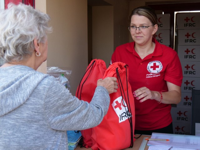 Wolontariusze Polskiego Czerwonego Krzyża wydają pomoc ubogim mieszkańcom