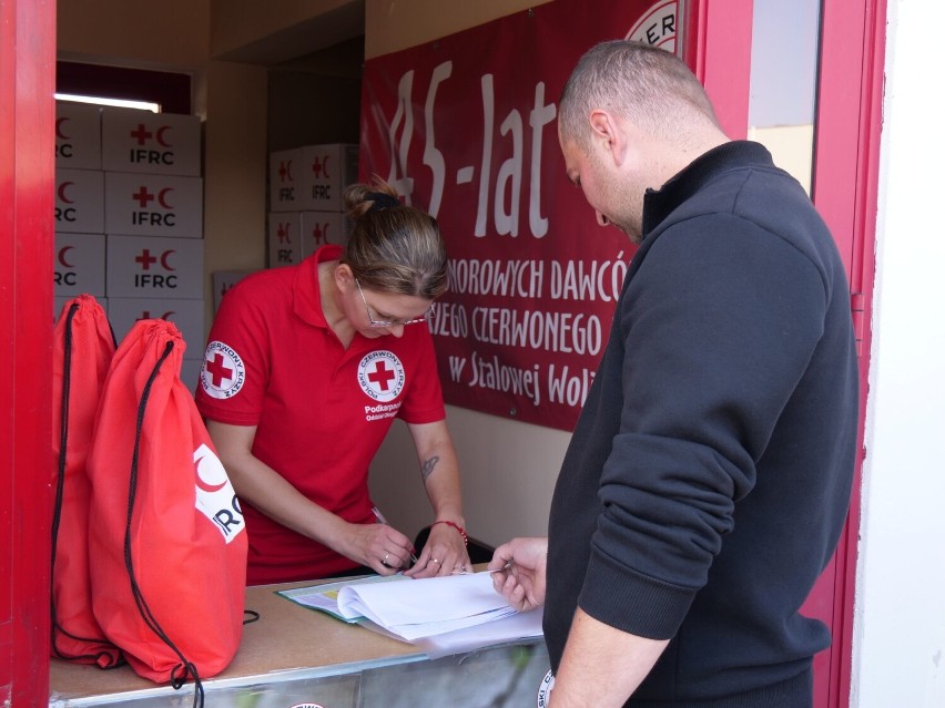 Polski Czerwony Krzyż i Miejski Ośrodek Pomocy Społecznej pomagają potrzebującym w Stalowej Woli. Zobacz zdjęcia