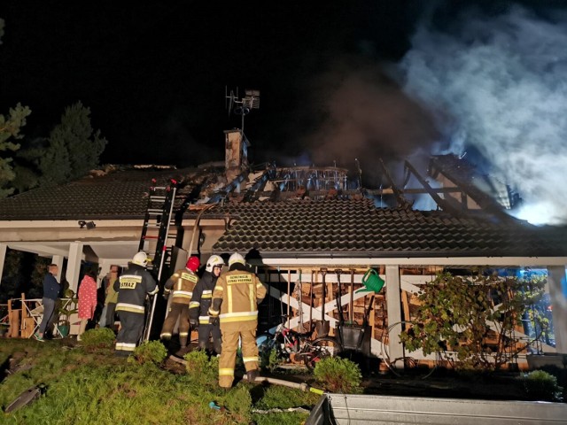 Spalił się dach budynku oraz zgromadzone drewno opałowe