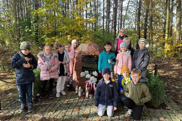 Uczniowie Szkoły Podstawowej w Borkowie po raz kolejny zadbali o otoczenie i zapalili znicze przed obeliskiem pamięci w Borowie.