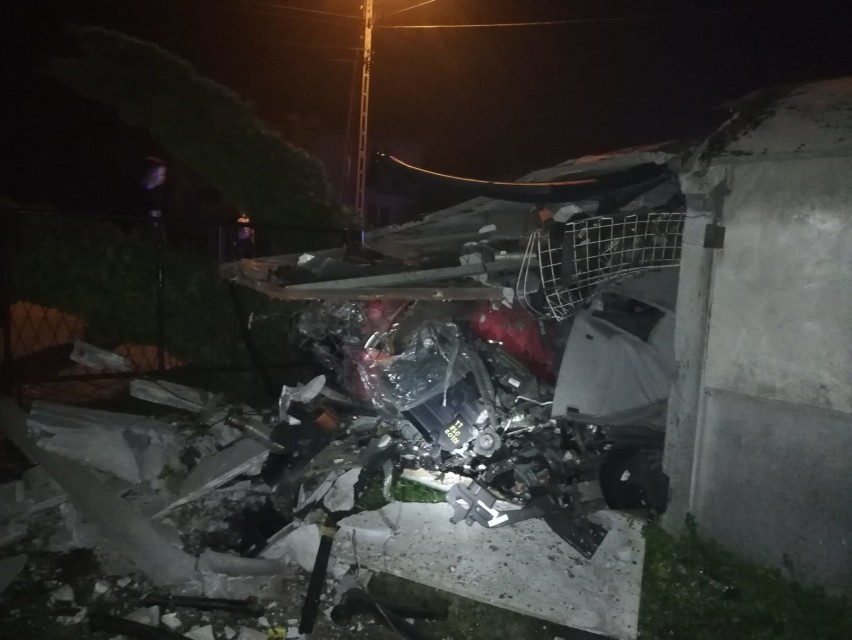 Wypadek w Skrbeńsku. Pijany kierowca uderzył w garaż [ZDJĘCIA]