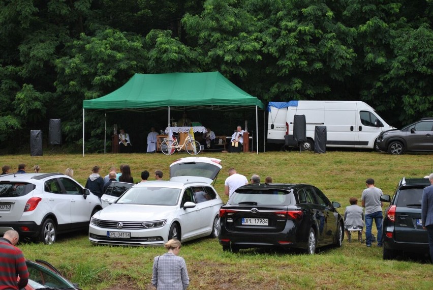 Po mszy poświecono samochody