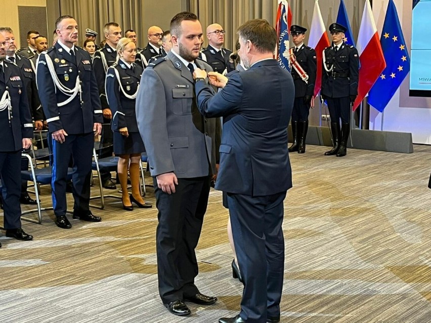 Policjanci otrzymali medale z rąk ministra Marcina...