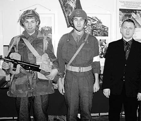 Od prawej Piotr Witkowski oraz uczniowie II klasy technikum &amp;#8211; Michał Kin i Kamil Kaniewski, ubrani w repliki wojskowych mundurów.