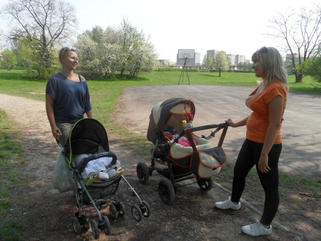 Dziećmi Kamili Osiowy i Angeliki Skibińskiej zajmują się babcie
