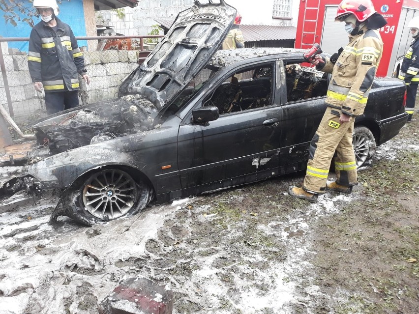 Skępe. BMW spłonęło w garażu. Trzy zastępy strażaków w akcji