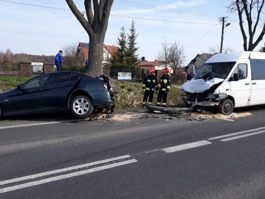 Wypadek pod Kraśnikiem. Bus zderzył się z BMW