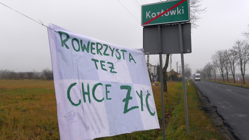 Transparenty przy drodze w gminie Szczerców