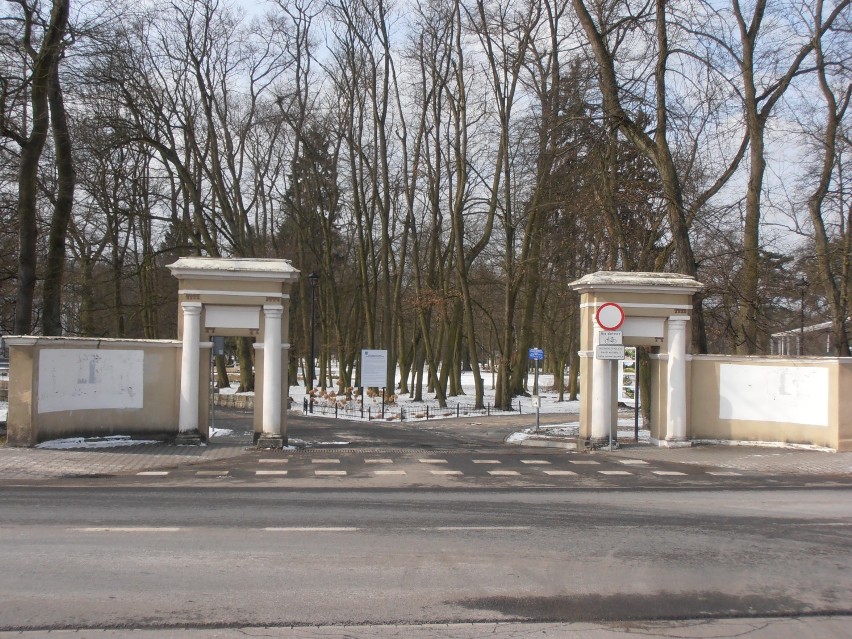 Wolsztyn - pałac i park, zimowy spacer promenadą wzdłuż jeziora