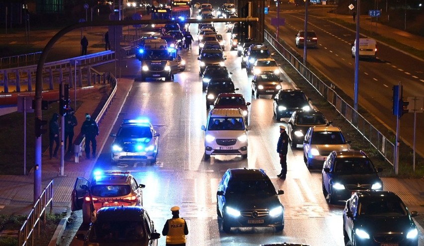 Protest, blokada ulic w Kielcach i... interwencja policji. Posypały się mandaty [DUŻO ZDJĘĆ, WIDEO]