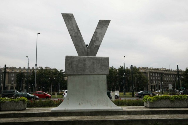 Pomnik ma formę stalowej litery V, osadzonej na cokole (pierwotnie z cegieł). Ta litera to tzw. zajączek, dwa palce dłoni ułożone w literę V oznaczającą zwycięstwo (ang. victory).