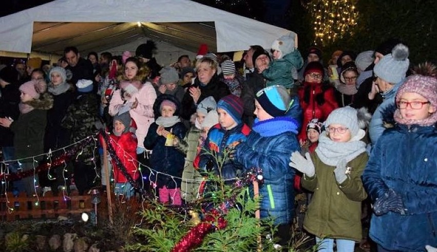 Burmistrz Pakości jak święty Mikołaj w Wigilię odwiedzał mieszkańców z prezentami [zdjęcia]