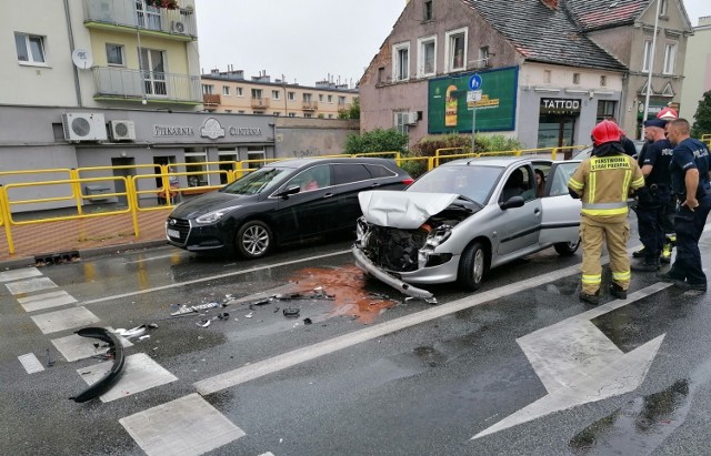 Do groźnie wyglądającej kolizji doszło w poniedziałek, 3 sierpnia, na jednym z większych skrzyżowań w Zielonej Górze.