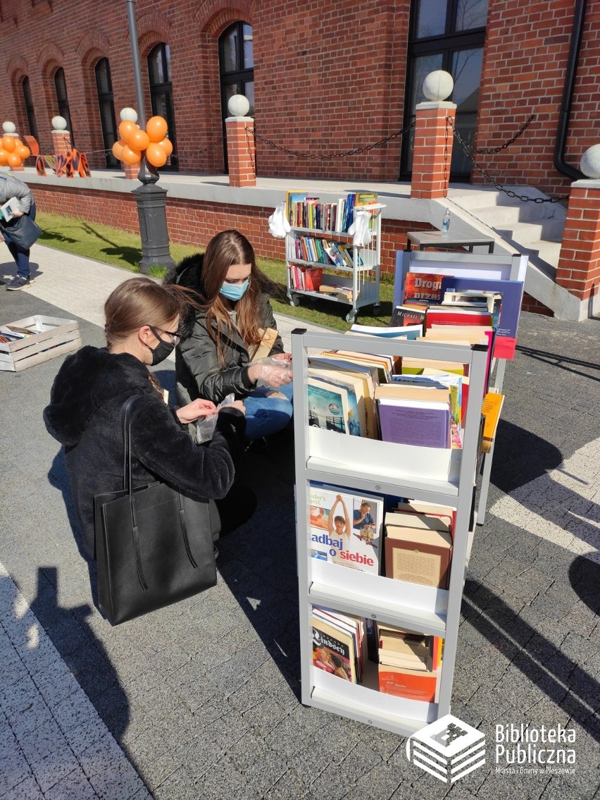 Akcja uwalniania książek w pleszewskiej bibliotece