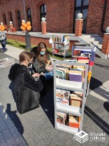 Akcja "uwalniania" książek w Bibliotece Publicznej Miasta i Gminy w Pleszewie