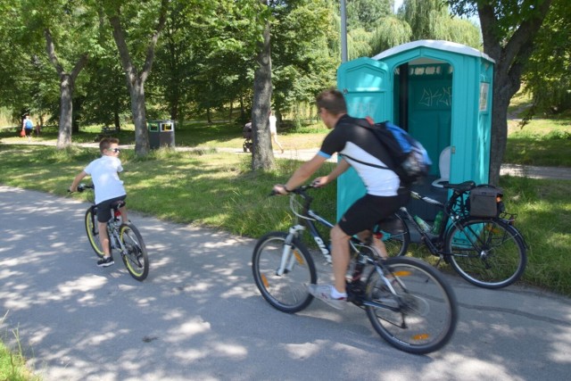 Przy ścieżce rowerowej w Dolinie Silnicy ustawiono przenośną toaletę,  jej drzwi otwierają się bezpośrednio na nią. Rowerzysta może wpaść na nie, a osoba wychodząca z toalety zostać potrącona przez cyklistę. 
Zobacz kolejne zdjęcia