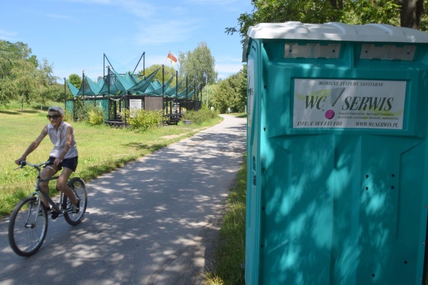 Niebezpieczna przeszkoda na ścieżce rowerowej w Dolinie Silnicy w Kielcach. To... toaleta pułapka. Zobaczcie zdjęcia