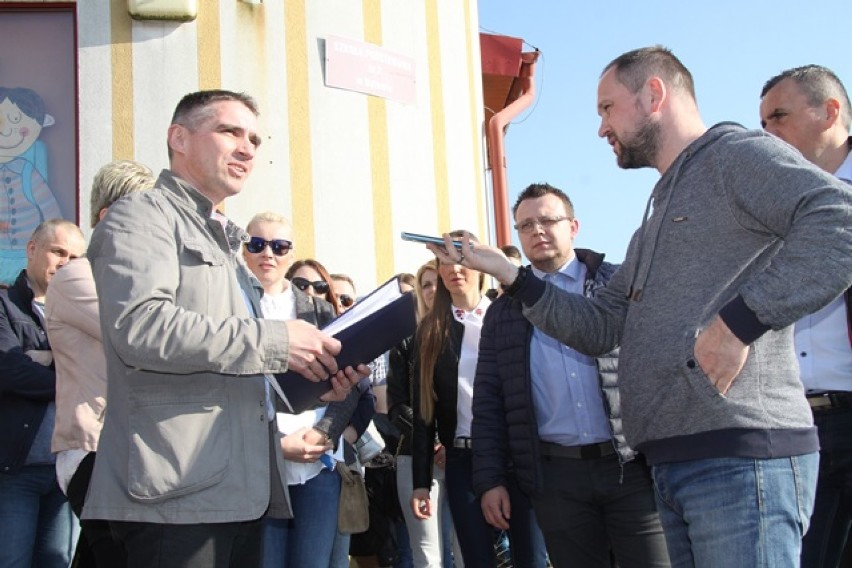 Protest rodziców dzieci przed Szkołą Podstawową nr 2 w Bytowie. Krytykowano lokalną władzę [ZDJĘCIA]