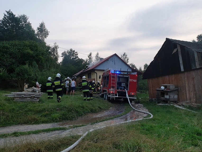 Groźny pożar domu we wsi Podolany. Na miejscu 15 zastępów [ZDJĘCIA]
