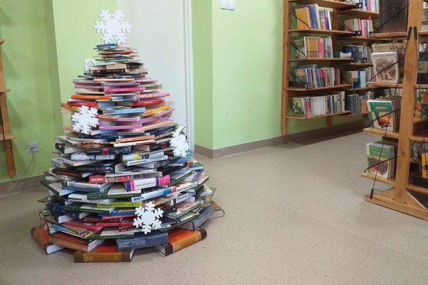 Nietypowa choinka z 243 książek stanęła bibliotece w Sobowidzu. Zobaczcie zdjęcia