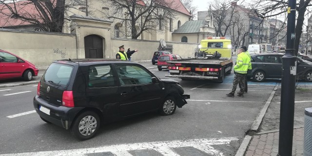 Kolejne zalegające wraki w Kaliszu zostały odholowane