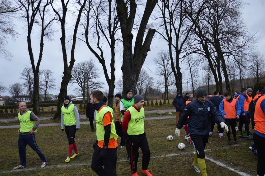 Żonaci grali w pomarańczowych kamizelkach; Kawalerowie - w...