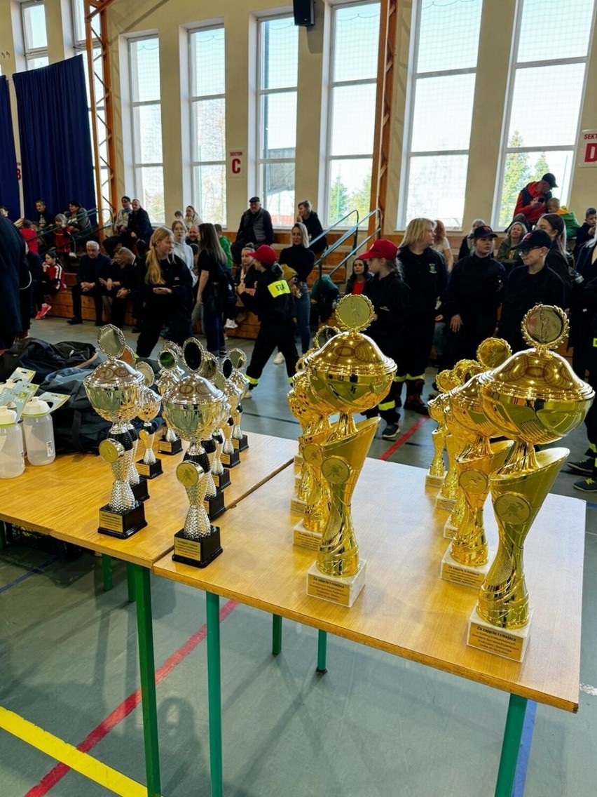 Młodzieżowe Drużyny Pożarnicze rywalizowały w Cewicach. Wystartowało więcej dziewcząt niż chłopców