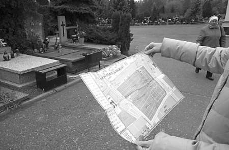Mapki można kupić na cmentarzach komunalnych, są na nich zaznaczone także plany innych cmentarzy.